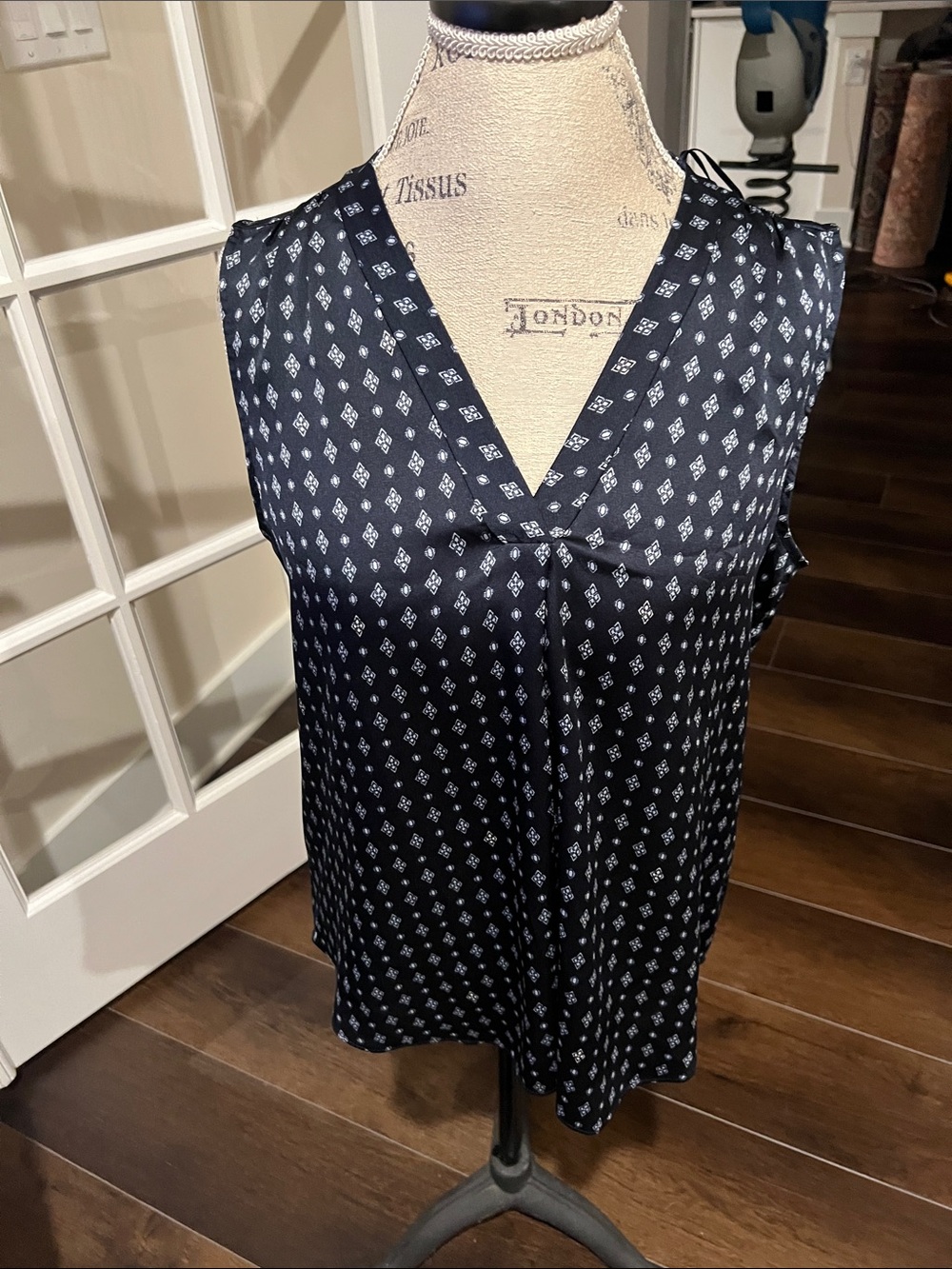 Vince Camuto Navy Sleeveless V-Neck Printed Blouse